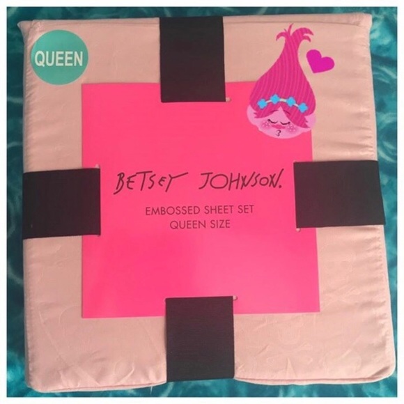 Betsey Johnson Embossed Pink Skull Queen Sheets - Picture 2 of 7